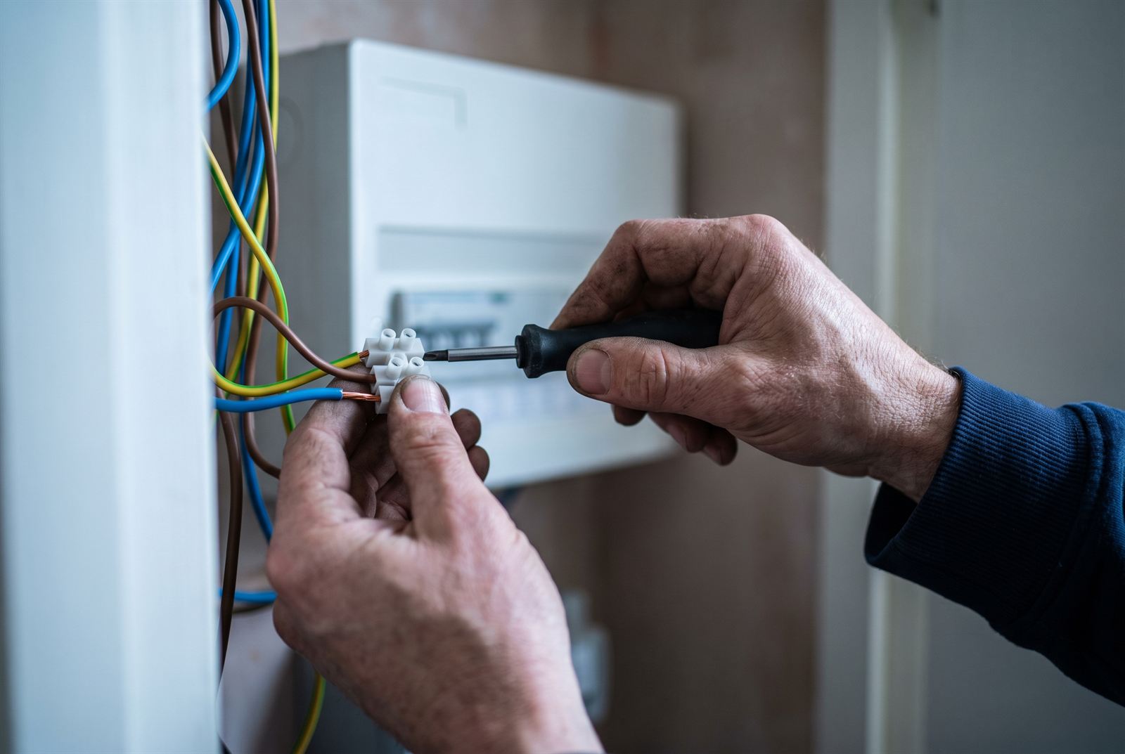 Monteur werkt aan de aansluiting in de groepenkast